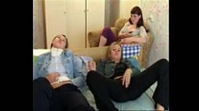 Секс подружки в гостях - смотреть русское порно видео онлайн